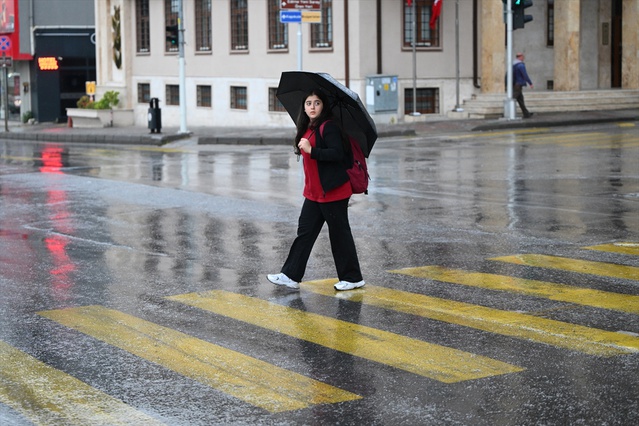 Edirne'de sağanak günlük yaşamı olumsuz etkiledi, sıcaklık 17 derece ölçüldü