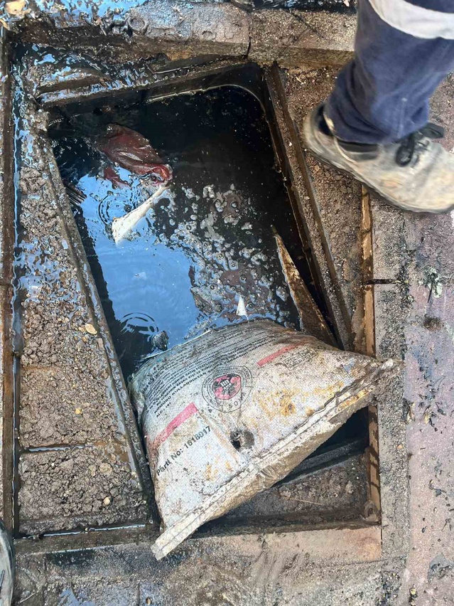 BASKİ ekipleri Balıkesir Ayvalık'ta kanalizasyondan bir çuval kömür çıkardı
