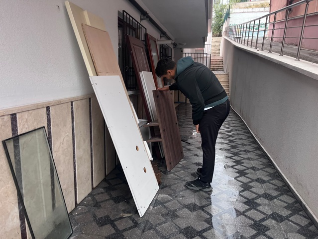 Ankara Keçiören'de rögar yine taştı, 20 otomobilin düştüğü sokakta evleri su bastı