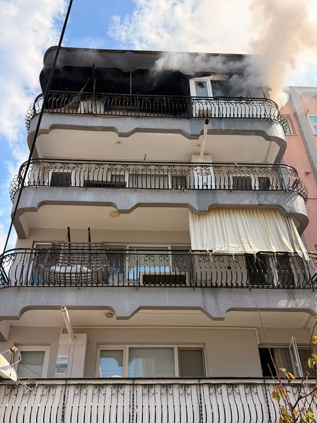 Balıkesir Ayvalık'ta 150 Evler'deki dairede çıkan yangın kısa sürede söndürüldü