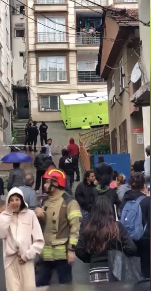 Polis, Kağıthane'de 6 katlı binanın çatısına çıkan adamı 45 dakikada ikna etti