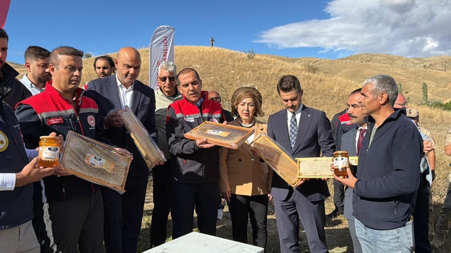 Iğdır'da kayısı çiçeği balı hasadı yapıldı, Vali Taşolar tanıtılmasını istedi