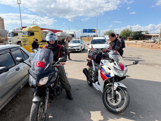 Düzce'den umreye giden 2 motosikletli 900 kilometre sonra Suriye'ye geçti