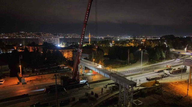 Karşıyaka Kavşağı'nda 80 tonluk yaya üst geçidi tabliyesi gece yerine yerleştirildi