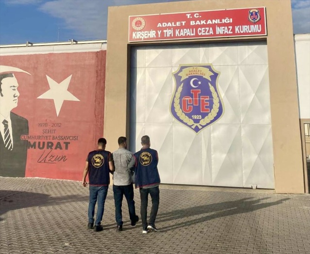 Kırşehir'de jandarma, kesinleşmiş hapis cezası olan 2 firari hükümlüyü yakaladı