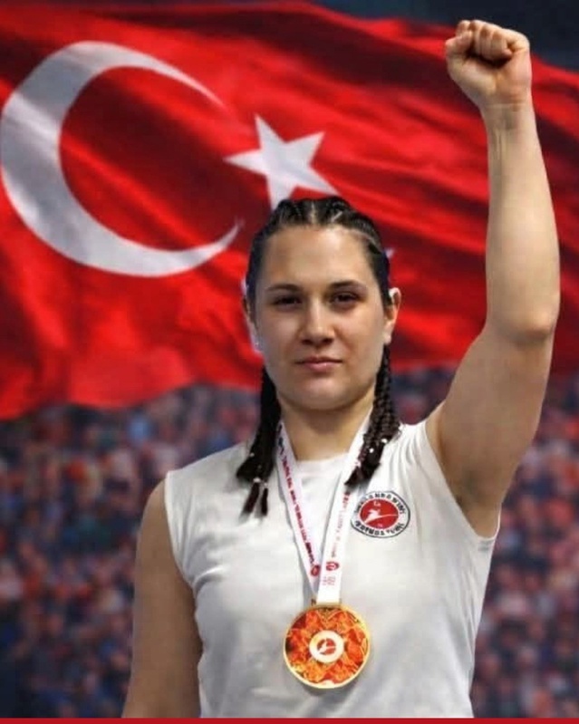 Denizlili Hilal Bayhan kick boksta dünya ikincisi olarak Denizli'ye bir ilk yaşattı