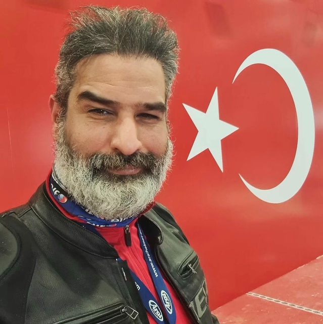 İzmir Dikili'de motosikletli sanal medya içerik üreticisi TIR'a çarparak öldü