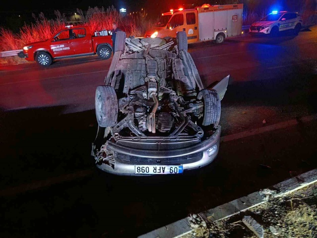 Aydın Kuyucak'ta kontrolden çıkan otomobil refüje çarparak devrildi, 3 kişi yaralandı