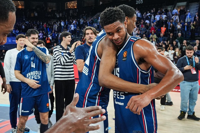 Anadolu Efes, Real Madrid'i devirdi