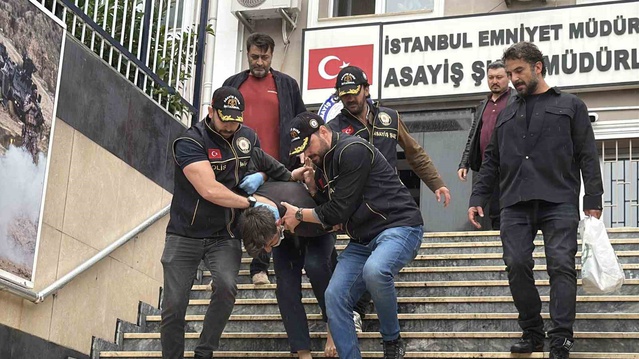 İstanbul Eyüpsultan Camii'nde havaya ateş sonrası 2 şüpheli adliyeye sevk edildi