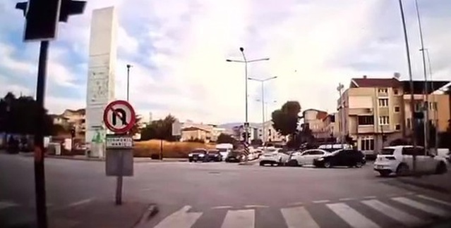 Bursa'da hatalı dönüş yapan otomobilin karıştığı kaza anı kameraya yansıdı