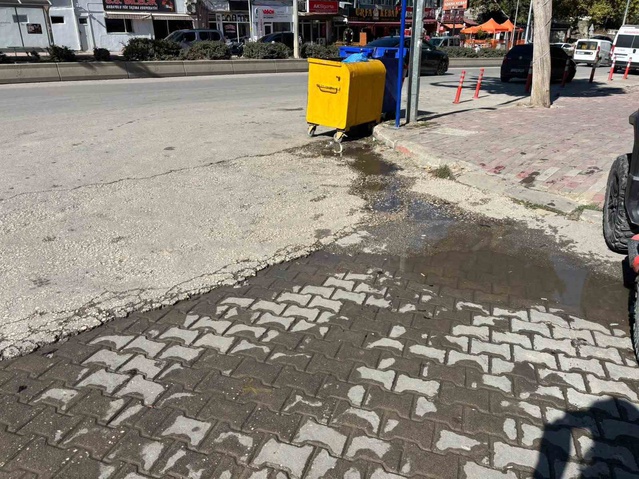 Bilecik'te 3 haftadır onarılmayan su patlağı tepkilere neden oldu