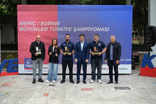 Edirne'deki Türkiye Kürek Şampiyonası'nda Fenerbahçe kadın ve erkekte birinci oldu