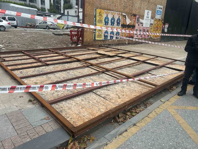 Kadıköy Bağdat Caddesi'nde devrilen şantiye panosu 2 kişiyi hafif yaraladı