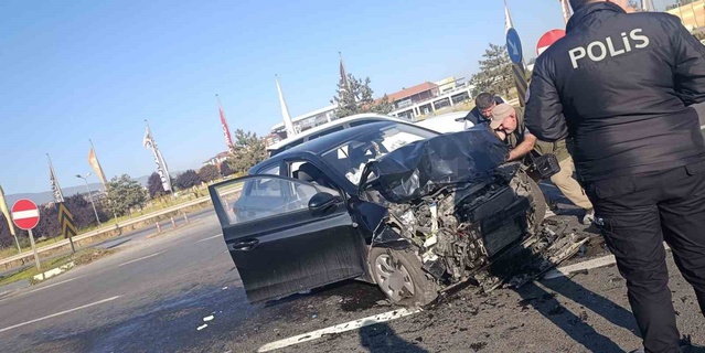 Kütahya'da iki otomobil çarpıştı, Fuar Kavşağı'ndaki kazada 6 kişi yaralandı
