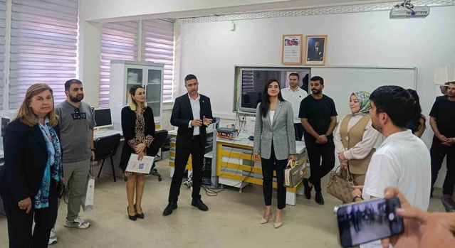 Van Gürpınar'da öğrenciler VR ve elektronik deney setleriyle bilimle buluştu