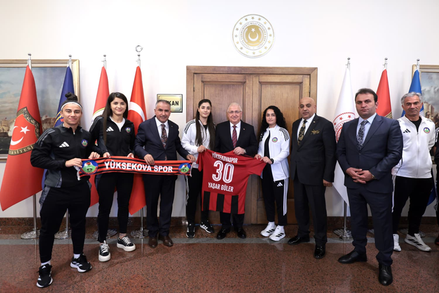 Milli Savunma Bakanı Güler, Yüksekova Spor Kadın Futbol Takımı ile MSB'de buluştu