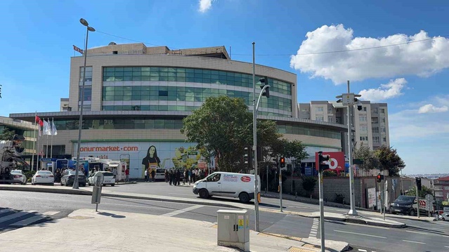 Küçükçekmece'de otoparkta elektrikli otomobil yandı, market binası tahliye edildi