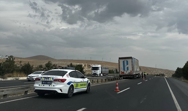 Eskişehir Sivrihisar'da tır bariyerlere çarptı; şans eseri yaralanan olmadı