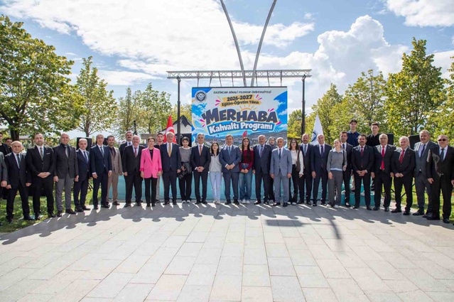 Erzincan'da EBYÜ kahvaltısında Binali Yıldırım öğrencileri video konferansla kutladı
