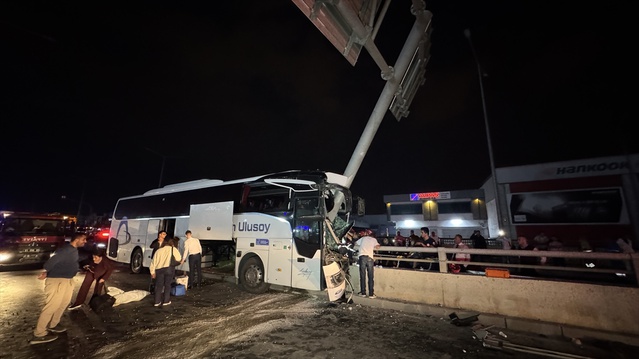Adana Seyhan'da yolcu otobüsü tabela direğine çarptı, 11 kişi yaralandı