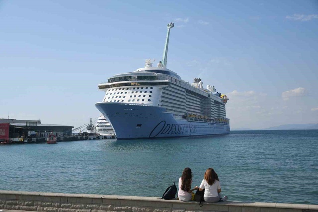 Kuşadası'na 2 kruvaziyerle gelen 4 bin 694 turist esnafı sevindirdi