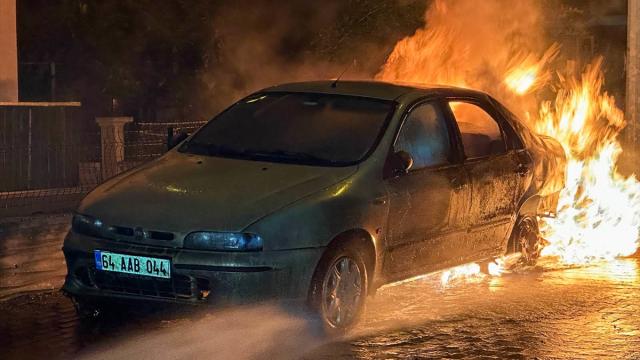 Uşak'ta park halindeki otomobil yandı