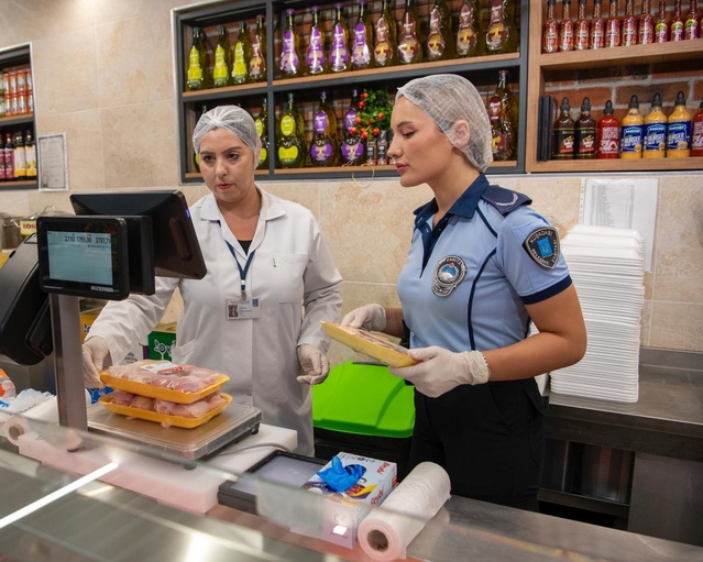 Kuşadası Belediyesi zincir marketlerde denetim yaptı, uygunsuz gıdalara el koydu