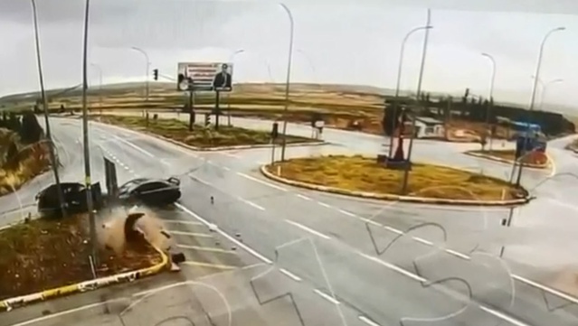 Altıntaş'ta kafa kafaya çarpışan otomobillerde 2 kişi hayatını kaybetti, 8 kişi yaralandı