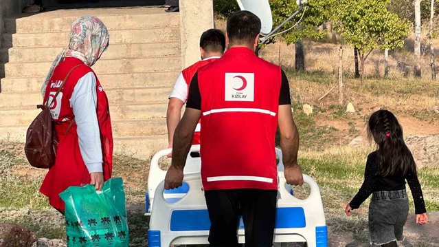 Van Muradiye'de Kızılay, Havin Acar'a elektrikli medikal yatak sağladı