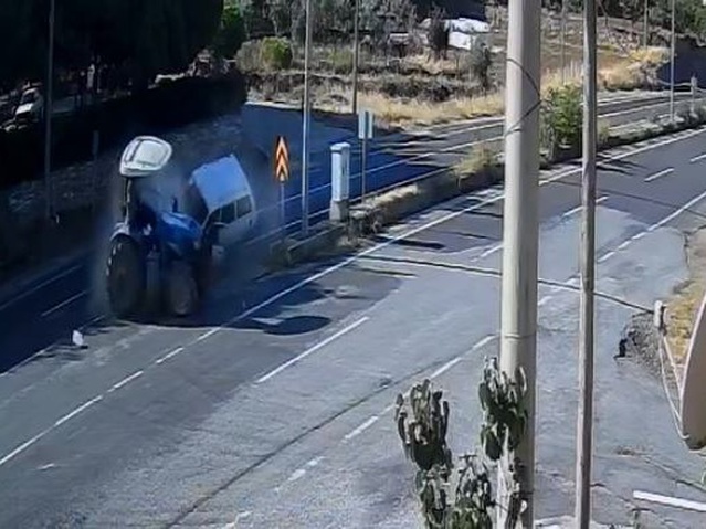 Uşak Eşme'de otomobil-traktör çarpışmasında 1 kişi yaralandı, kaza anı kameraya yansıdı