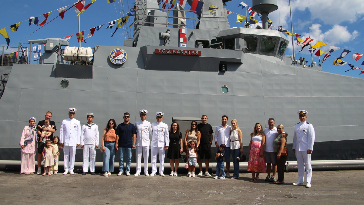 TCG Karataş gemisi personeli, ailelerini gemide ağırladı