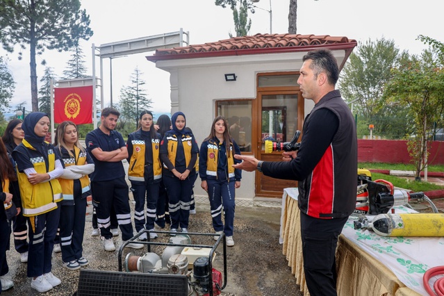 Kastamonu Taşköprü'de İtfaiyeciler Haftası'nda öğrencilere ekipman tanıtıldı