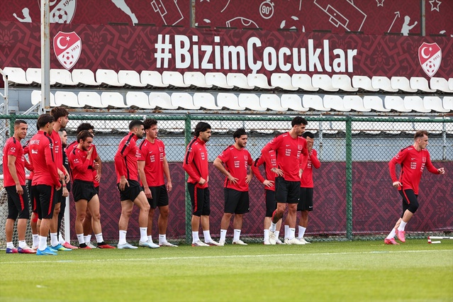 Fransa'ya 1-0 yenilen A Milli Futbol Takımı, Bursa'daki İtalya maçına hazırlanıyor