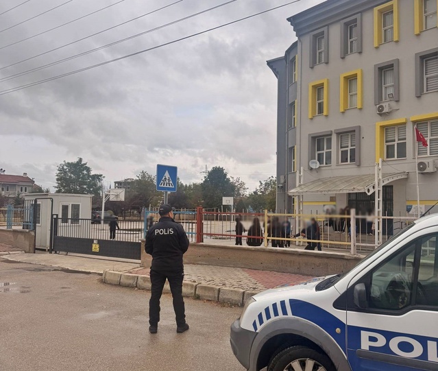 Afyonkarahisar'da polis, eğitim güvenliği için 380 şahıs ve 90 aracı kontrol etti