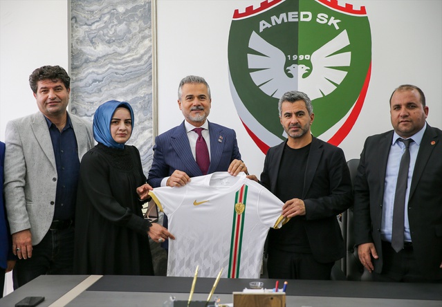 Yeniden Refah Partili Kılıç, Amedspor ziyaretinde Erbakan'ın selamını iletti
