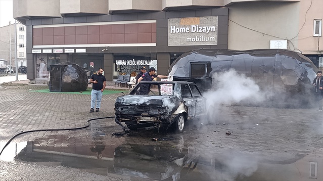 Sivas Şarkışla'da çıkan yangında park halindeki otomobil kullanılamaz hale geldi