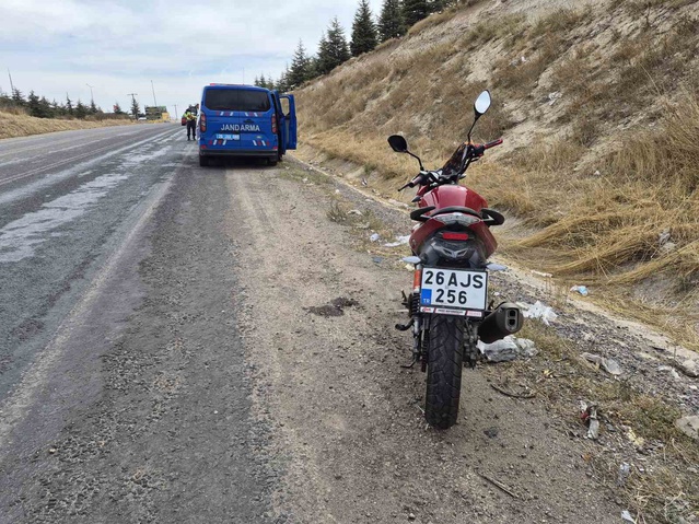 Eskişehir'de tekeri kilitlenen motosikletten düşen sürücü hastaneye kaldırıldı
