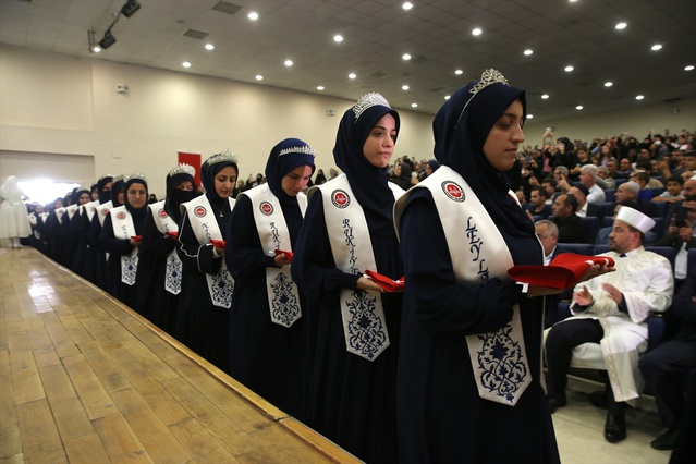 Bitlis Belediyesi Kültür Merkezi'nde 86 hafize için icazet töreni düzenlendi
