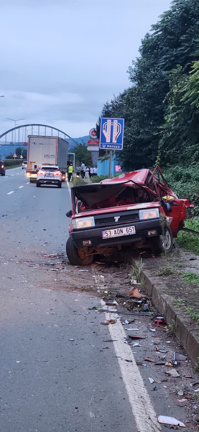 Karadeniz Sahil Yolu'nda duman çıkaran otomobile TIR çarptı, sürücünün durumu ciddi