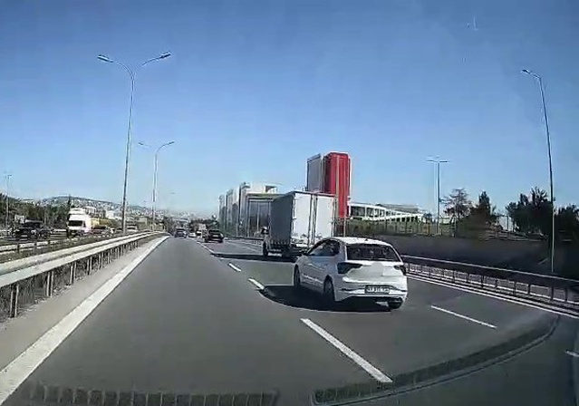Kocaeli Çayırova'da kamyonet sürücüsü, araçların arasından tehlikeli geçiş yaptı