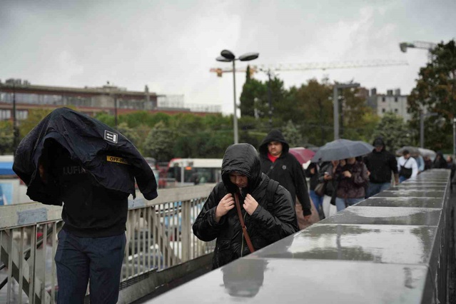 İstanbul'da fırtına şemsiyeleri ters çevirdi, ulaşımda yoğunluk yaşandı
