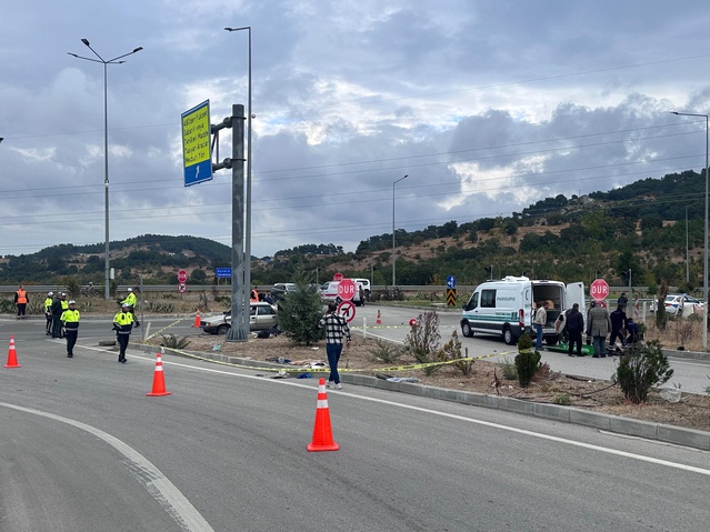 Ayvacık'ta İzmir yolundaki otobüs otomobile çarptı: 2 kişi yaşamını yitirdi