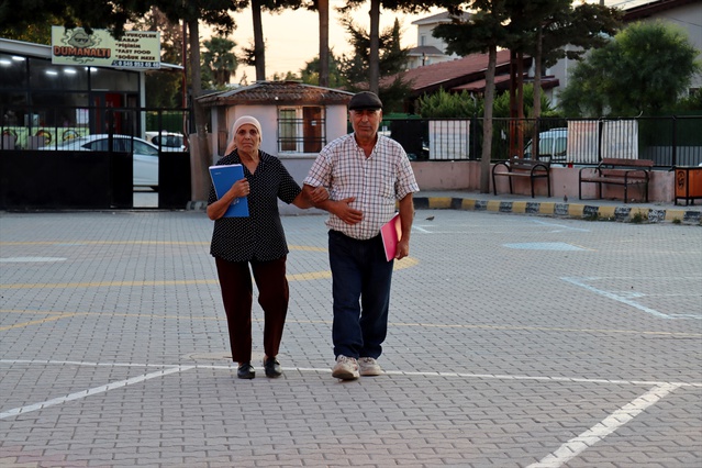 Hatay'da 72 yaşındaki Şüheyli çifti, okuma yazma kursunu tamamlayıp okuryazar oldu