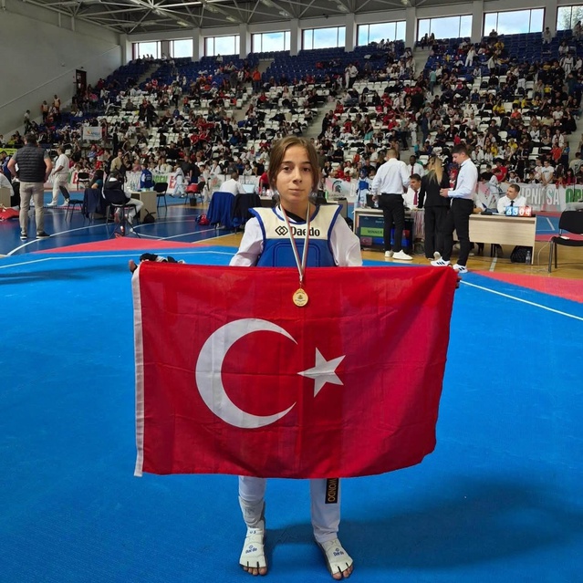 Tekvandocu Zeynep Acar, Dupnitsa Open'da 495 sporcu arasından altın madalya kazandı.
