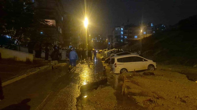 Ankara Keçiören'de sağanak yolu çökertti, onlarca araç çukurda kaldı