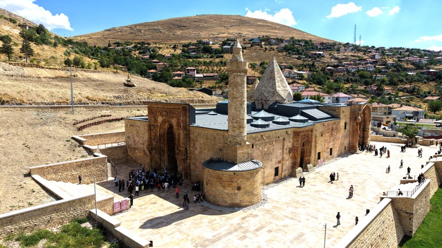 Emekli Mustafa Yıldırım, Sivas Divriği'deki Ulu Cami'yi 16 yıldır gönüllü anlatıyor.