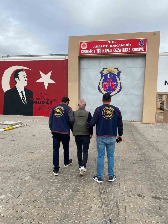 JASAT ekipleri Kırşehir'de kesinleşmiş hapis cezasıyla aranan şahsı yakaladı