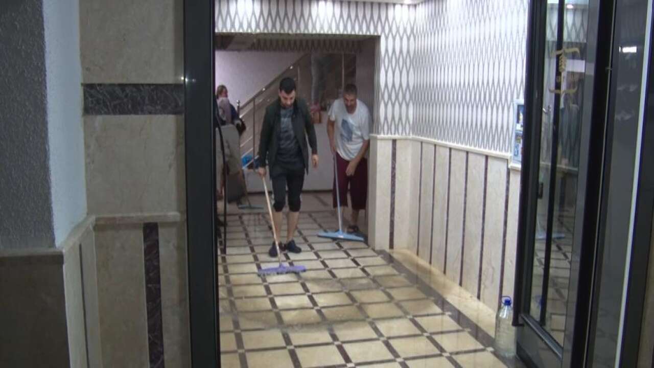 Gece yarısı başlayan yağış Keçiören’i vurdu: kanalizasyon suları apartmanlara taştı!