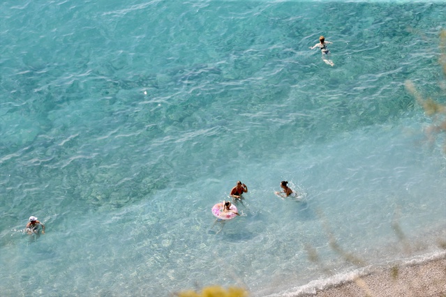 Fethiye'de deniz suyu 28 derece ölçüldü, sahillerde yoğunluk oluştu